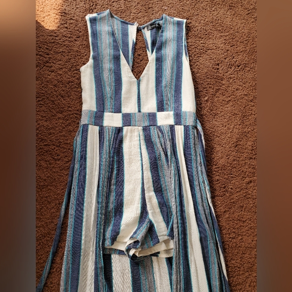 Beautiful Romper with long flowy back - Picture 2 of 3